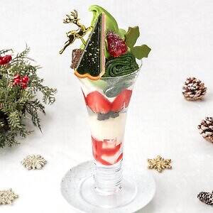 茶寮都路里のクリスマスパフェ、”スノーマン型”抹茶クッキー＆濃厚抹茶モンブラン乗せ｜写真2