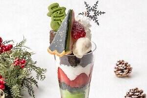 茶寮都路里のクリスマスパフェ、”スノーマン型”抹茶クッキー＆濃厚抹茶モンブラン乗せ