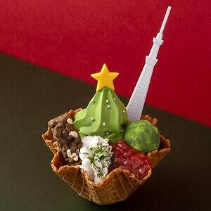 茶寮都路里のクリスマスパフェ、”スノーマン型”抹茶クッキー＆濃厚抹茶モンブラン乗せ｜写真4