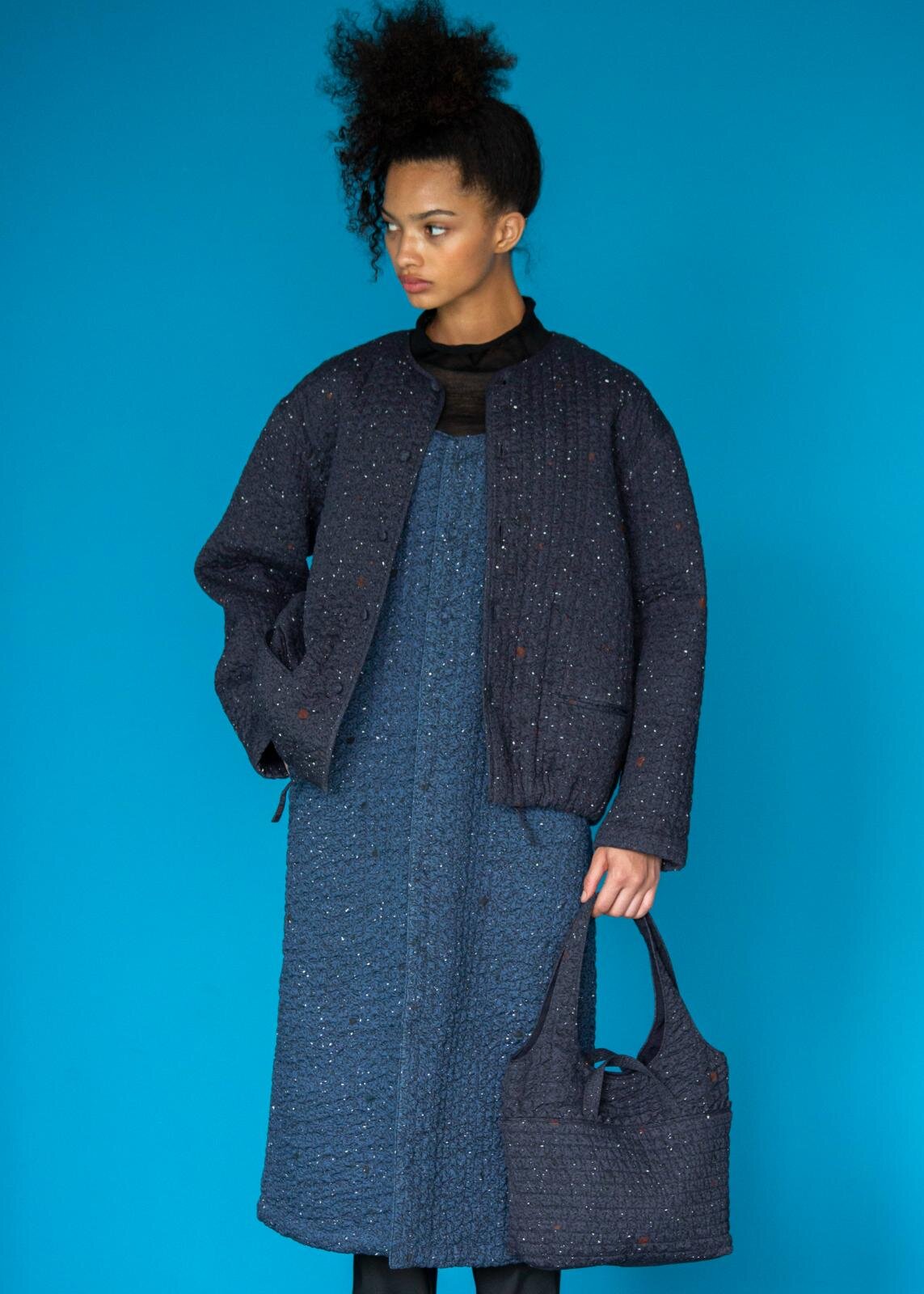 「スプリンクルド カビラ」ジャケット 363,000円、ワンピース 291,500円、バッグ 92,400円