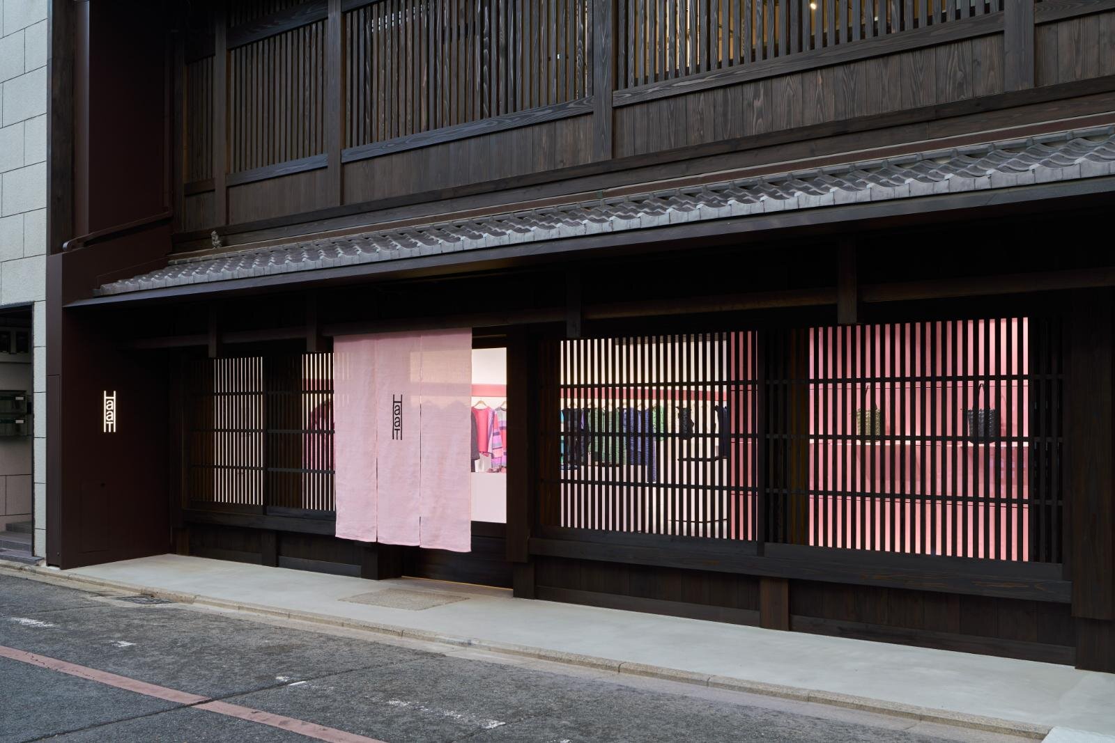 HaaT“職人技”光るウェアが揃う京都の新店、京町屋を活かした吉岡徳仁の空間デザイン｜写真1