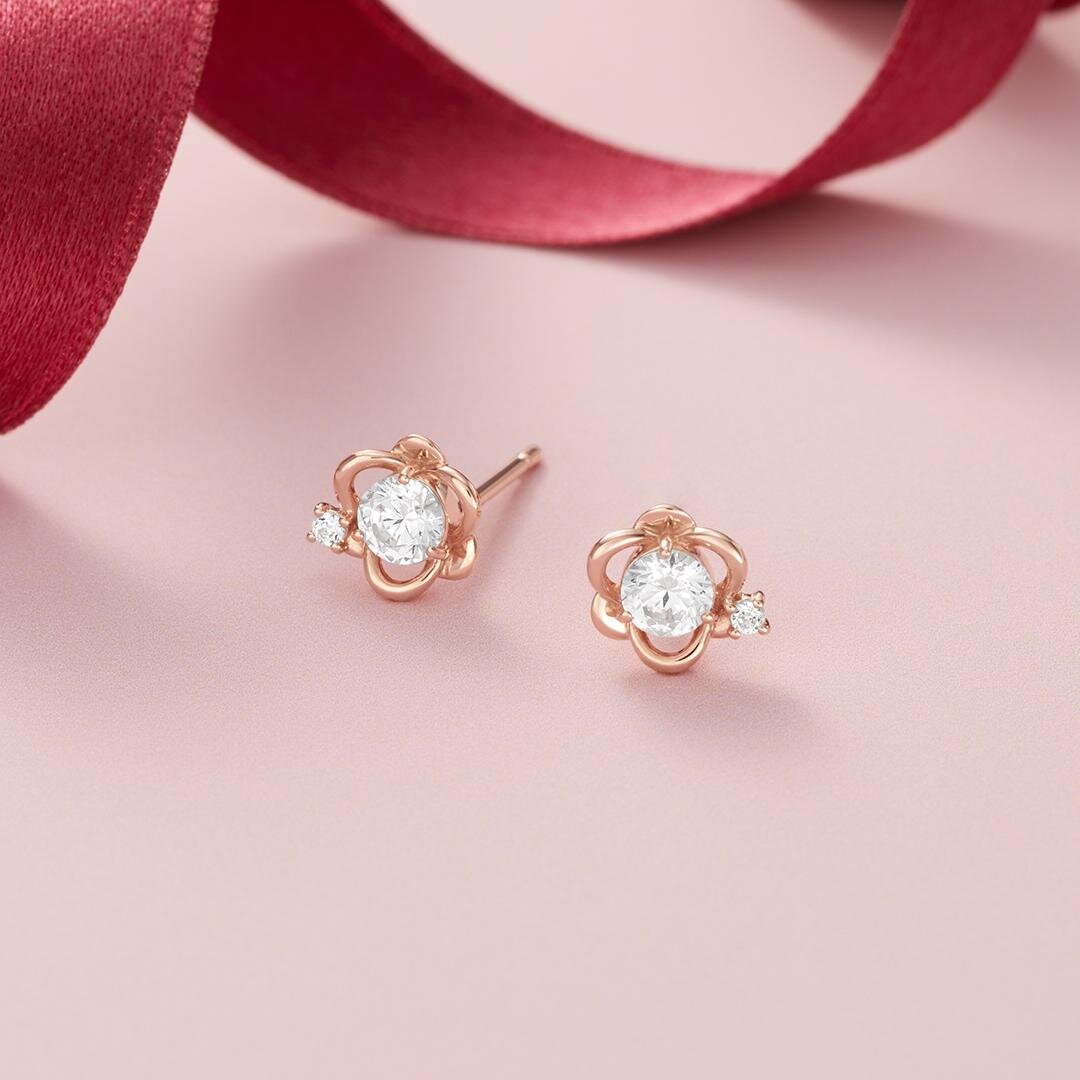 カナル 4℃の25年クリスマスジュエリー、“花型リボン”のネックレスやピアス｜写真5