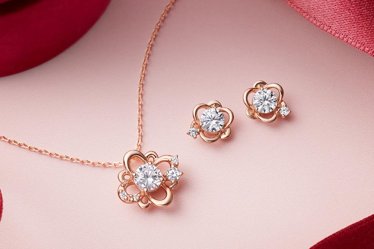 カナル 4℃の25年クリスマスジュエリー、“花型リボン”のネックレスやピアス