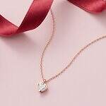 カナル 4℃の25年クリスマスジュエリー、“花型リボン”のネックレスやピアス｜写真3