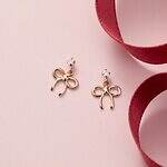 カナル 4℃の25年クリスマスジュエリー、“花型リボン”のネックレスやピアス｜写真6