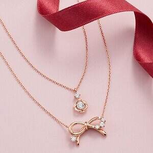 カナル 4℃の25年クリスマスジュエリー、“花型リボン”のネックレスやピアス|写真2