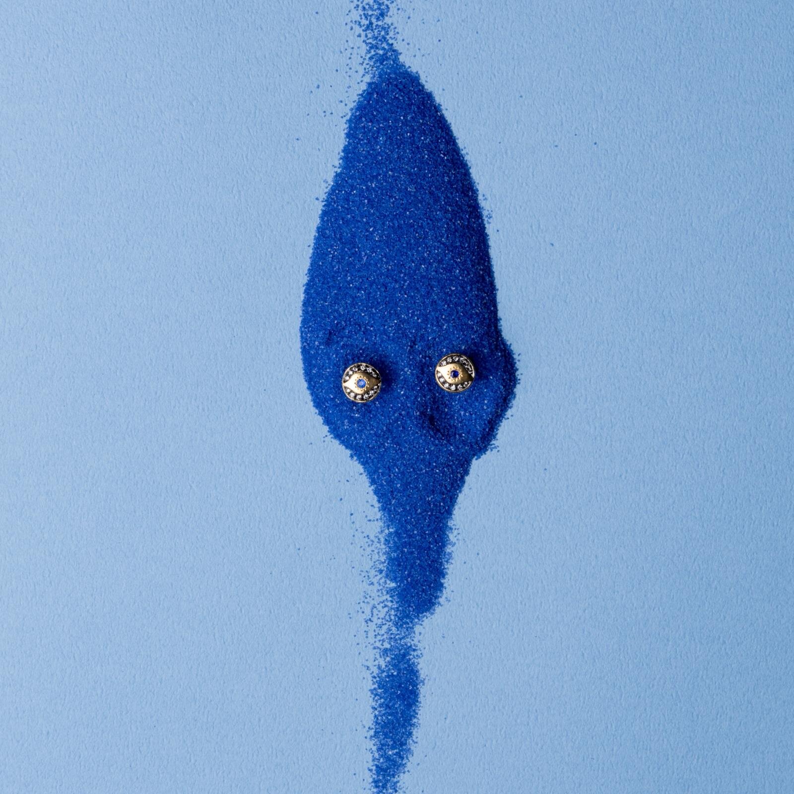 ヒロタカからトルコのお守り着想“目”ジュエリー、サファイヤ煌めくチャーム＆エメラルドのピアス｜写真4