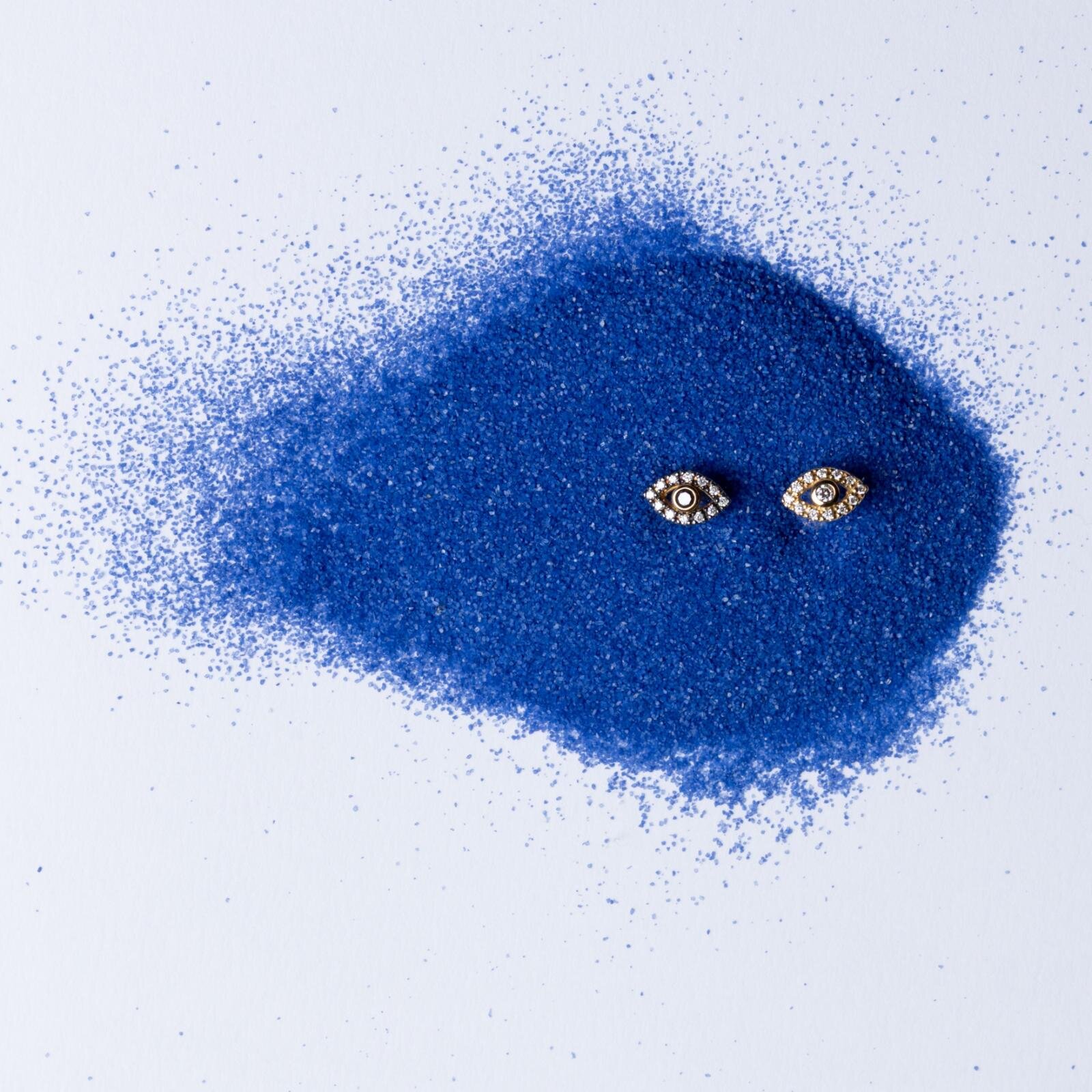 ヒロタカからトルコのお守り着想“目”ジュエリー、サファイヤ煌めくチャーム＆エメラルドのピアス｜写真2