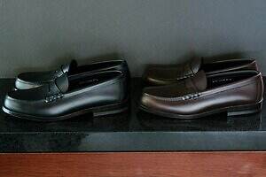 ハルタの不朽の名作メンズローファー「906」をアップデート、履くほどになじむオイルドレザー使用