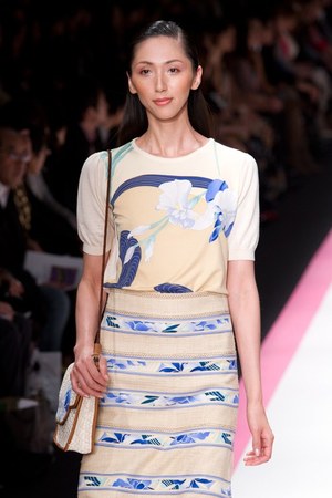 鮮やかなプリント！レオナールが東京で2011年春夏コレクションを披露｜写真11