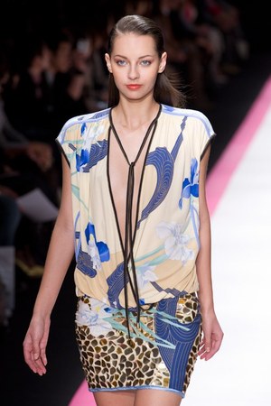 鮮やかなプリント！レオナールが東京で2011年春夏コレクションを披露｜写真14