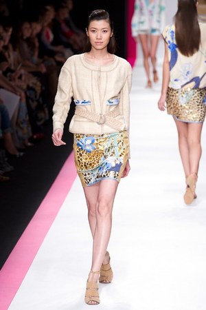 鮮やかなプリント！レオナールが東京で2011年春夏コレクションを披露｜写真15