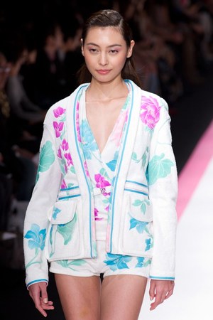 鮮やかなプリント！レオナールが東京で2011年春夏コレクションを披露｜写真17