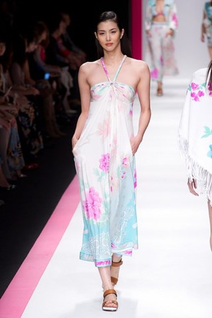 鮮やかなプリント！レオナールが東京で2011年春夏コレクションを披露｜写真22