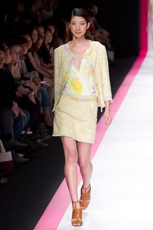 鮮やかなプリント！レオナールが東京で2011年春夏コレクションを披露｜写真32