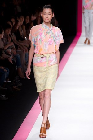 鮮やかなプリント！レオナールが東京で2011年春夏コレクションを披露｜写真36