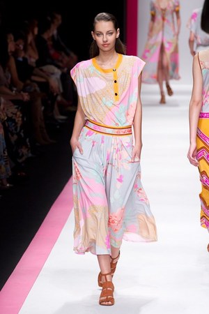 鮮やかなプリント！レオナールが東京で2011年春夏コレクションを披露｜写真39