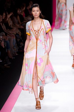 鮮やかなプリント！レオナールが東京で2011年春夏コレクションを披露｜写真41