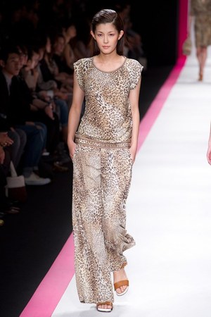 鮮やかなプリント！レオナールが東京で2011年春夏コレクションを披露｜写真46