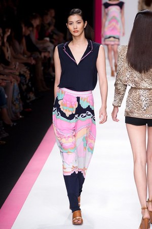 鮮やかなプリント！レオナールが東京で2011年春夏コレクションを披露｜写真50