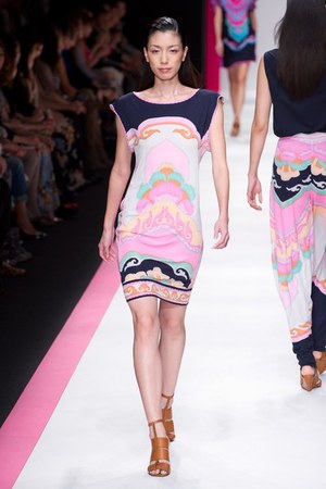 鮮やかなプリント！レオナールが東京で2011年春夏コレクションを披露｜写真51