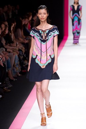 鮮やかなプリント！レオナールが東京で2011年春夏コレクションを披露｜写真57