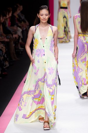 鮮やかなプリント！レオナールが東京で2011年春夏コレクションを披露｜写真63