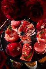 リーガロイヤルホテル東京”苺×バラ”のアフタヌーンティー、ブランド苺のジュレやマカロン｜写真2