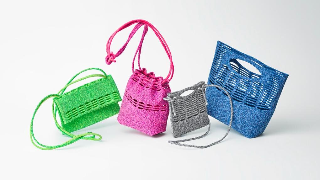 「モッコ メランジ ミックス」 ショルダーバッグ 25,300円(H15.5cm×W24cm)、ポシェット 19,800円 (H18cm×W15.5cm)、トートバッグ 22,000円 (H32cm×W32cm)