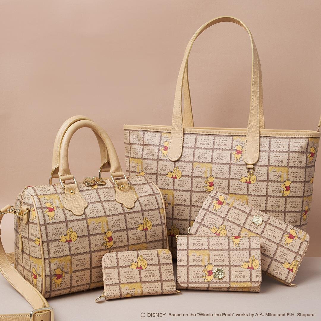 ＜アイテム例＞ プー/ハニービスケット ミニボストンバッグ 52,800円
プー/ハニービスケット ショートウォレット(二つ折り) 31,900円