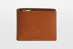 ジル サンダーのクリスマス、メンズミニ財布や経年変化を楽しむ二つ折りレザーウォレット｜写真2