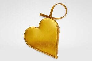 ジル サンダーのクリスマス、ゴールドに輝く「カンノーロ」リップスティックケースやハートポーチ