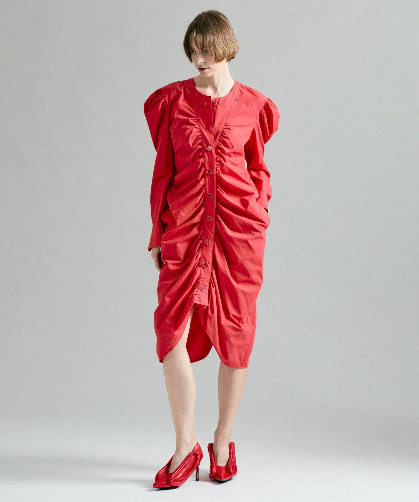 ヨウヘイ オオノ“立体チュール”の黒ドレス＆ドレープ揺れるシャツドレス｜写真7