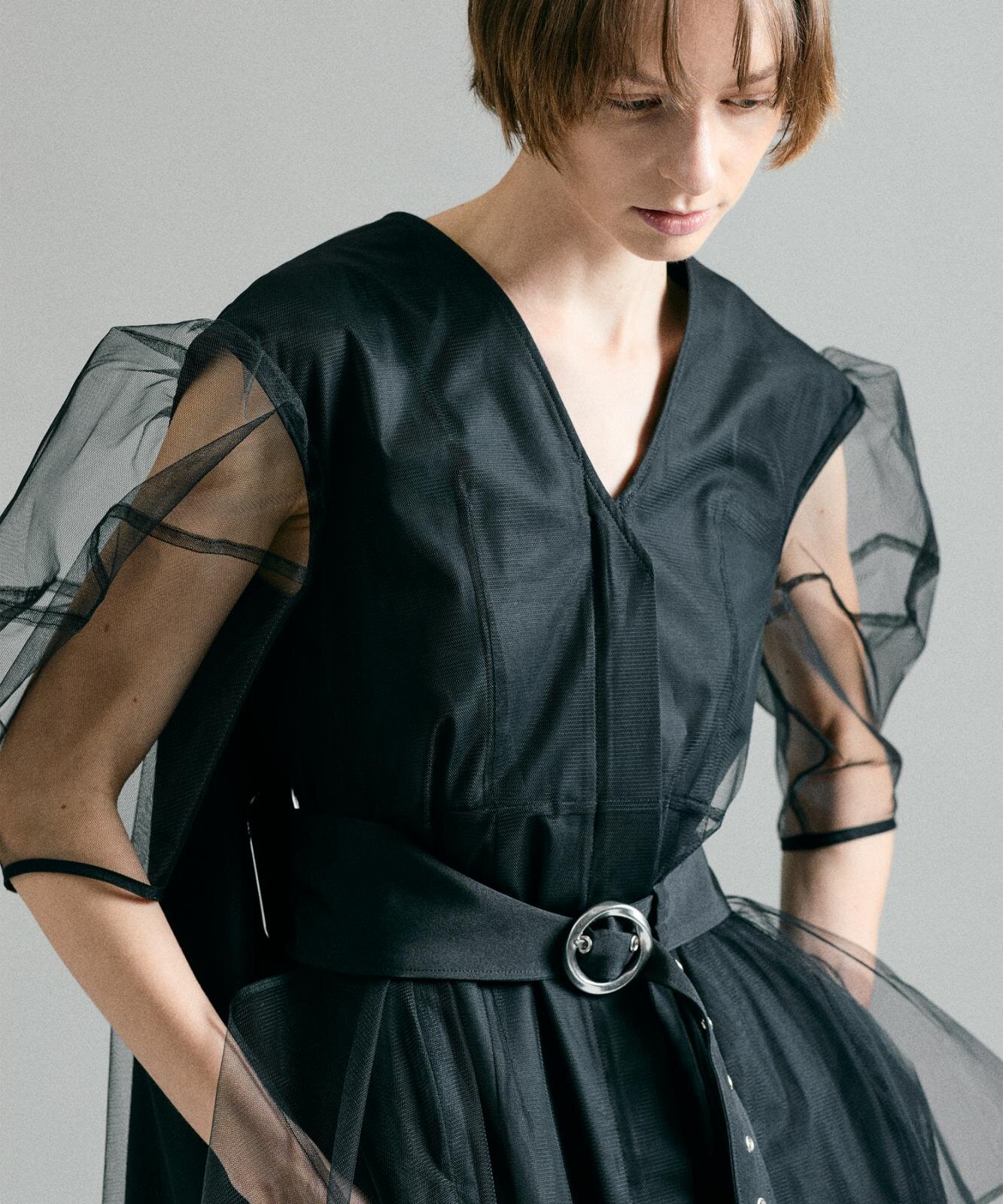ヨウヘイ オオノ“立体チュール”の黒ドレス＆ドレープ揺れるシャツドレス｜写真6