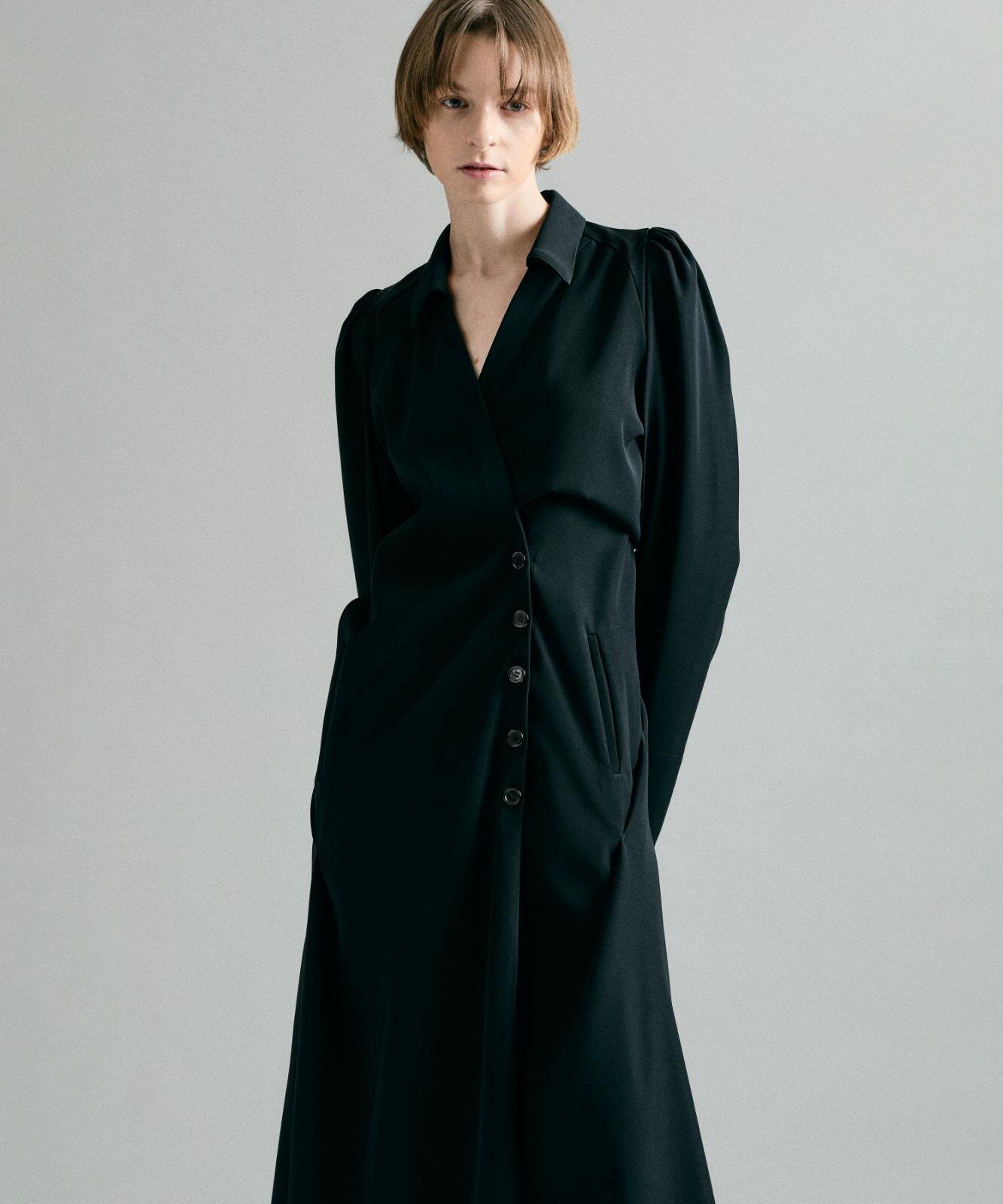 ヨウヘイ オオノ“立体チュール”の黒ドレス＆ドレープ揺れるシャツドレス｜写真2