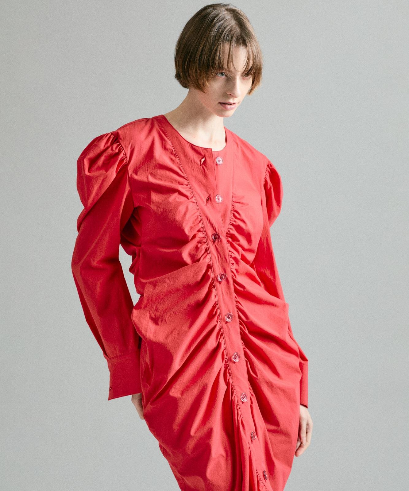 ヨウヘイ オオノ“立体チュール”の黒ドレス＆ドレープ揺れるシャツドレス｜写真8