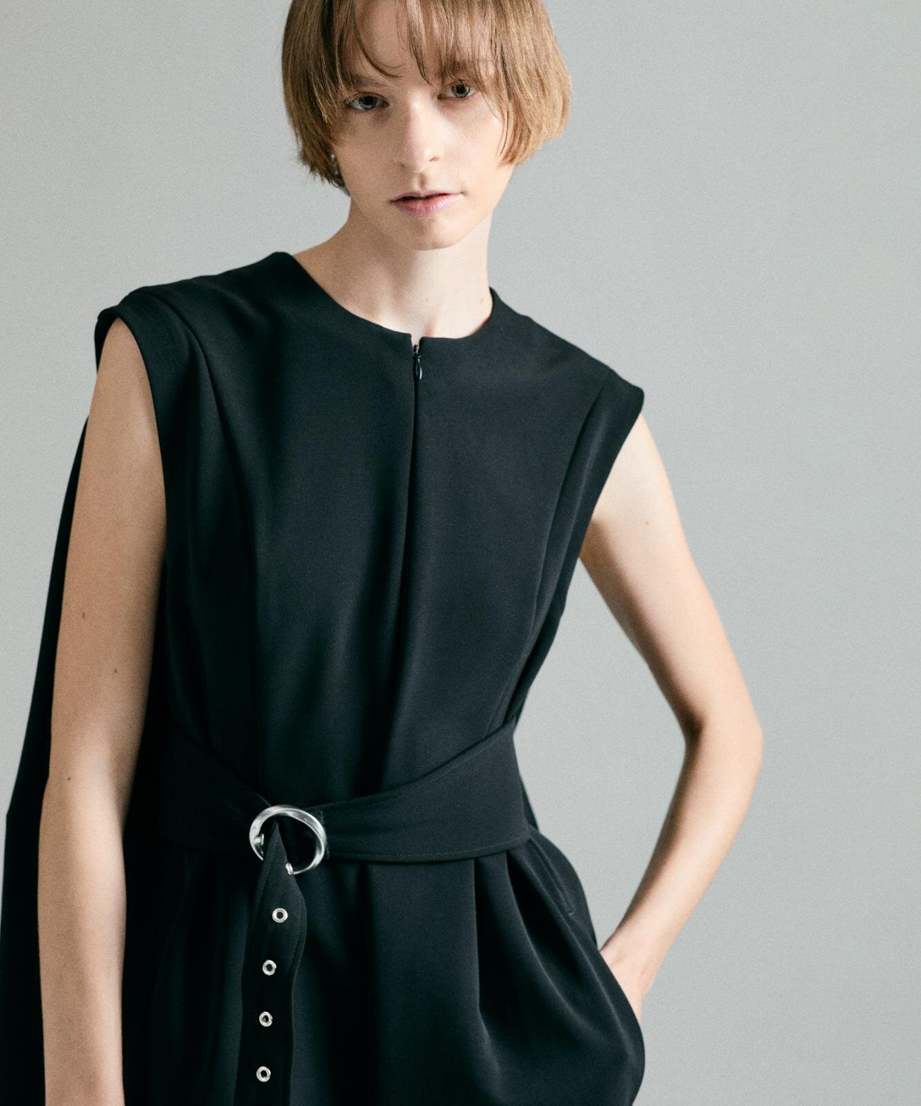 ヨウヘイ オオノ“立体チュール”の黒ドレス＆ドレープ揺れるシャツドレス｜写真4