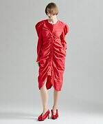 ヨウヘイ オオノ“立体チュール”の黒ドレス＆ドレープ揺れるシャツドレス｜写真7