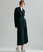 ヨウヘイ オオノ“立体チュール”の黒ドレス＆ドレープ揺れるシャツドレス｜写真1