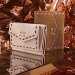 ミュウミュウ25年クリスマス、“ステッチ風”デザインのミニ財布＆パステルカラーのバッグ｜写真3