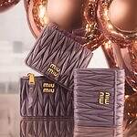 ミュウミュウ25年クリスマス、“ステッチ風”デザインのミニ財布＆パステルカラーのバッグ｜写真1