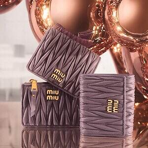 ミュウミュウ25年クリスマス、“ステッチ風”デザインのミニ財布＆パステルカラーのバッグ｜写真1