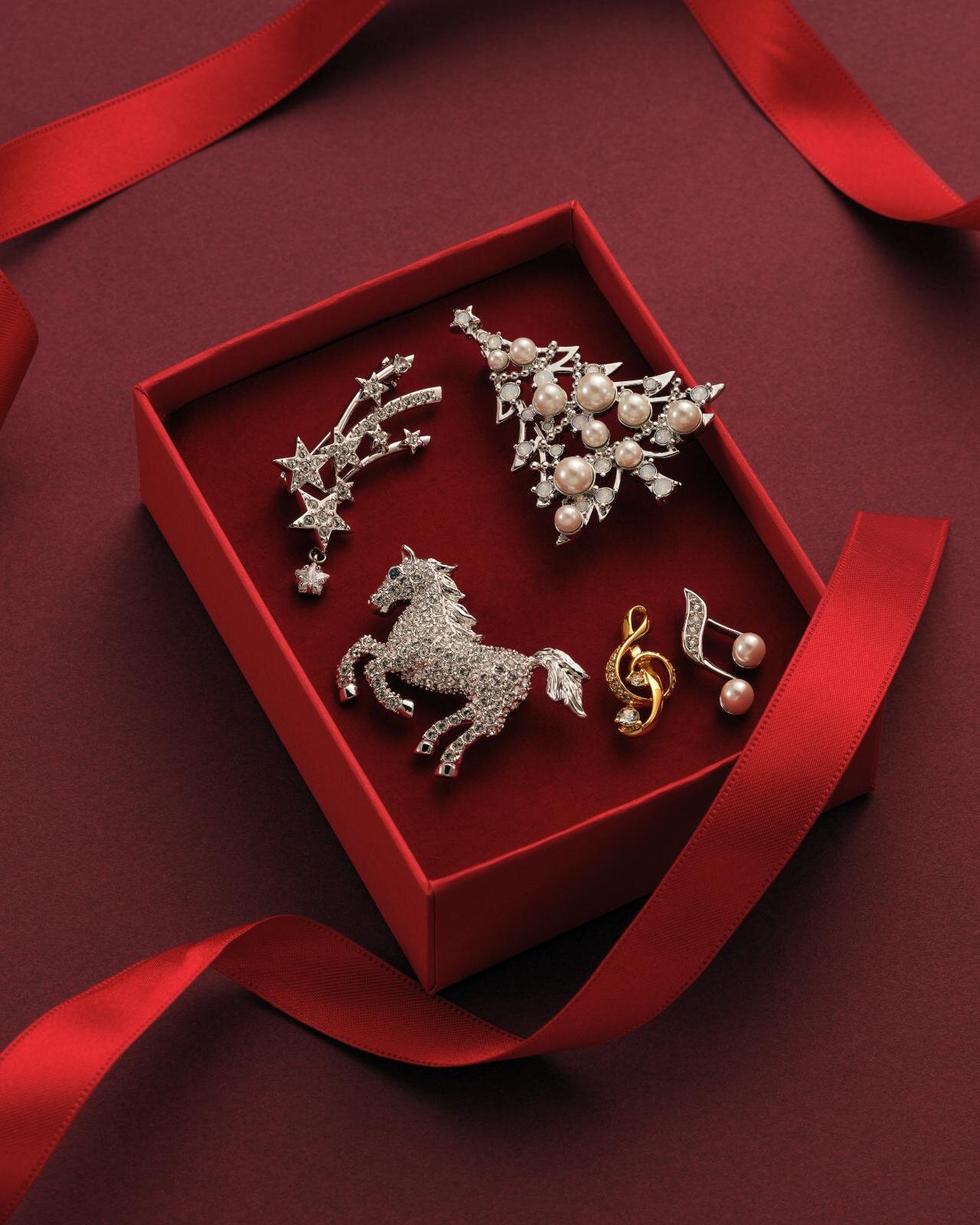 (左上から)流れ星ブローチ 17,600円、クリスマスツリー ブローチ 19,800円、 馬ブローチ 23,100円、音符ブローチ(2個セット) 16,500円