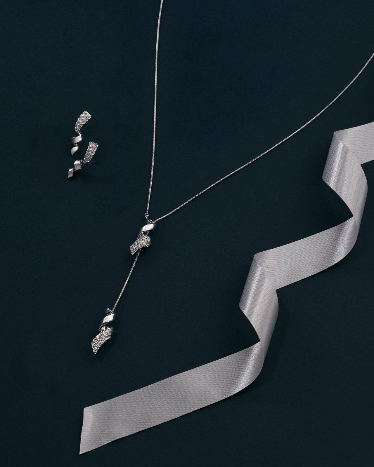 (左から)ピアス / イヤリング 17,600円、ネックレス 29,700円