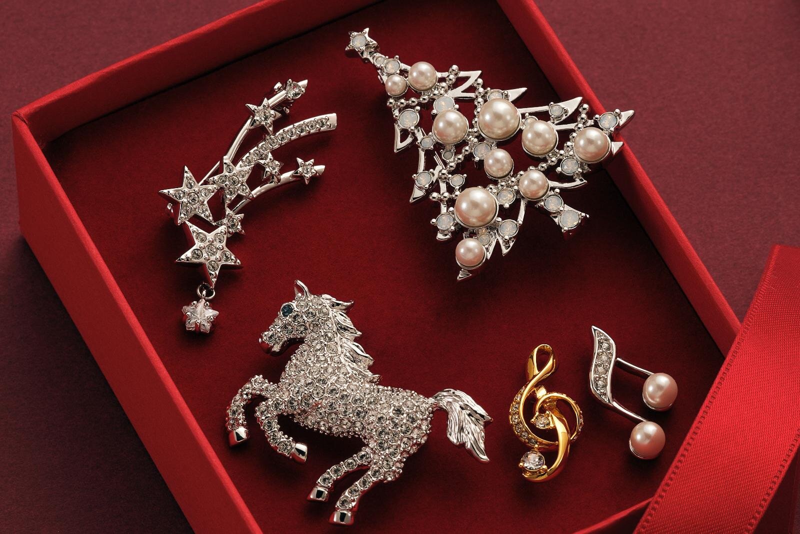 ヴァンドームブティックのクリスマスジュエリー、“パールの雪降る”ツリー＆流れ星ブローチ