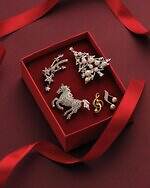 ヴァンドームブティックのクリスマスジュエリー、“パールの雪降る”ツリー＆流れ星ブローチ｜写真1