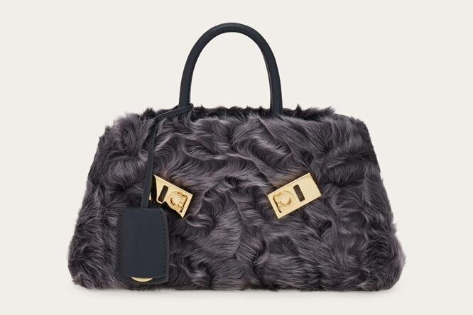 フェラガモの25年クリスマスバッグ“波打つ”シアリングの「ハグ ミニ」＆ふわふわトート