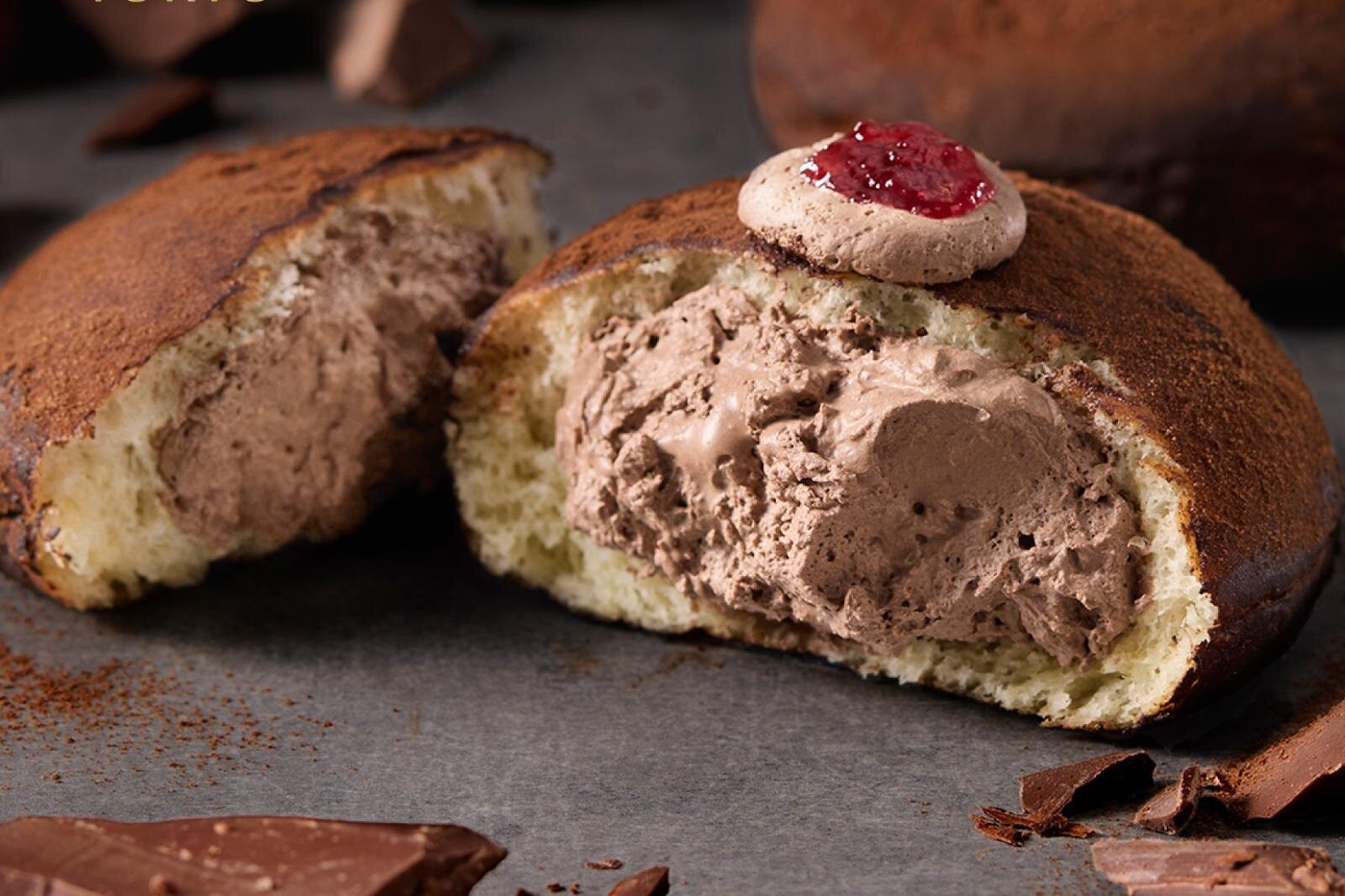 クリスピー・クリーム・ドーナツの東京限定ドーナツ、“ふわっふわ”チョコホイップ×ラズベリーソース