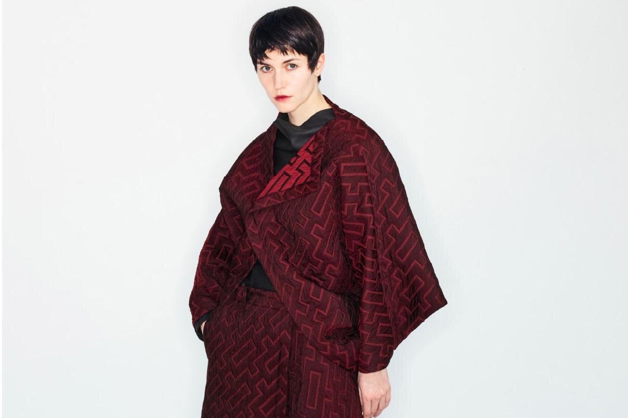 132 5. イッセイ ミヤケ“1枚の布を巻き付けた”羽おり＆フラットに折り畳めるコート