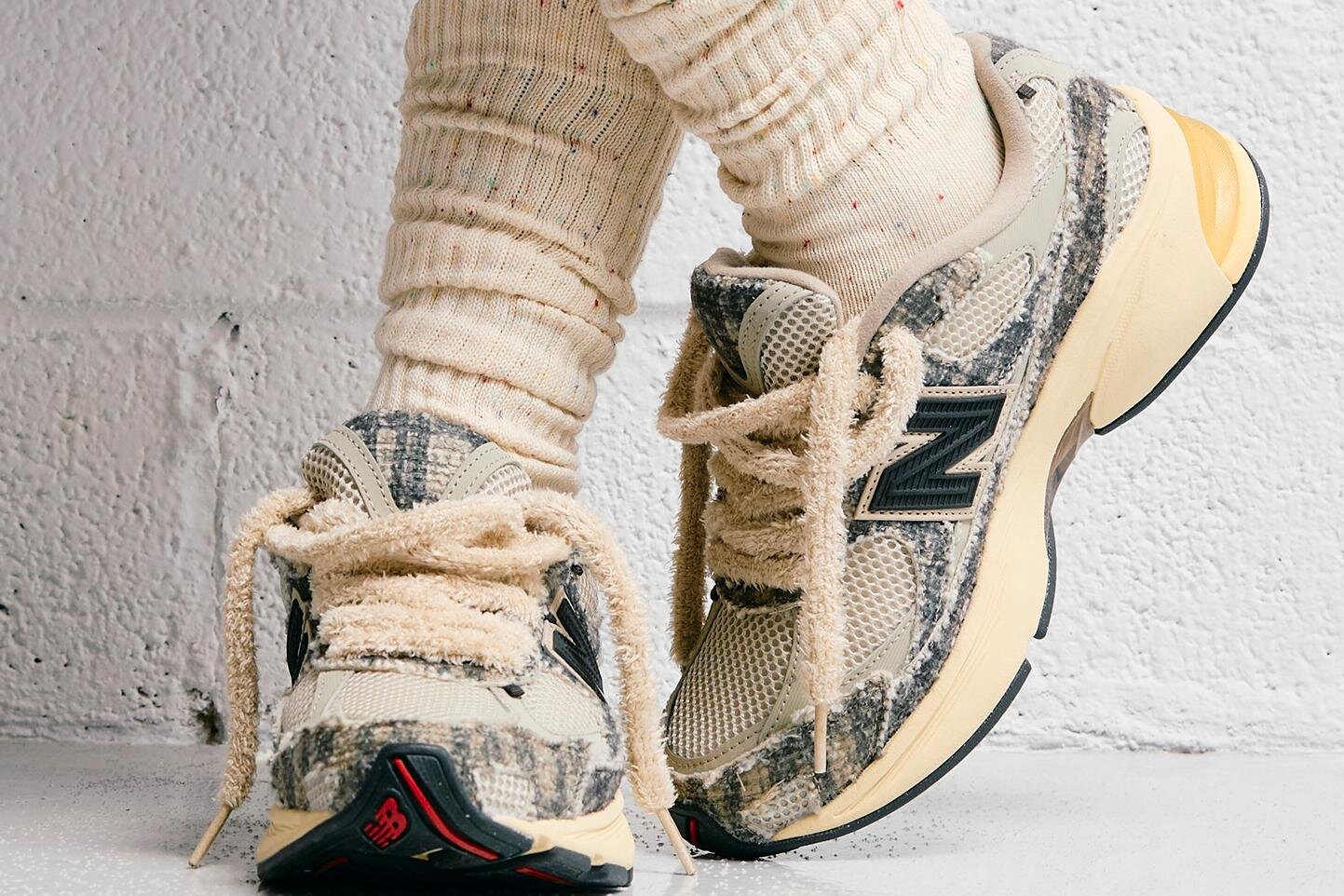 ニューバランス×ジョー・フレッシュグッズ「アブゾーブ 2010」スニーカー、メタルチェーン付き